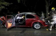 Incendio acaba con un vehículo compacto en el bulevar Lázaro Cárdenas 