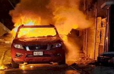 Camioneta queda reducida a chatarra tras incendio en Xilitla
