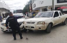 Colisionan dos camionetas en plena avenida Hidalgo; no se reportan heridos 