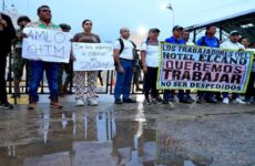 Entre protestas, López Obrador promete reconstruir en poco tiempo Acapulco
