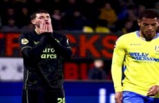 Penosa falla de Santi Giménez a lo ‘Panenka’ en triunfo de Feyenoord