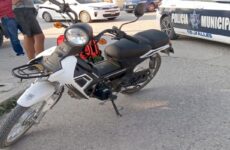 Motociclista choca contra vehículo compacto en la Obrera; resulta lesionado