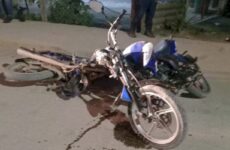 Ebrio motociclista invade carril y provoca un accidente; dos heridos