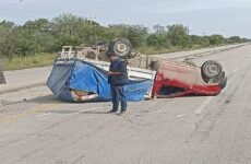 Vuelca camioneta en la carretera Valles-Tampico y sus ocupantes resultan con golpes leves