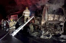 Se incendia autobús que salió de la Huasteca hacia Nuevo León; no se reportan heridos