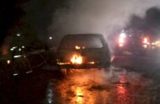 Se quema camioneta en la carretera libre Valles-Rioverde 