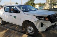 Camioneta de CFE provoca choque múltiple en el bulevar México-Laredo; un lesionado