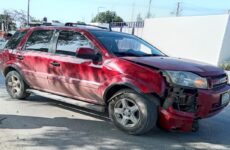 Conductora choca su camioneta contra un árbol de la avenida Ejército Mexicano 