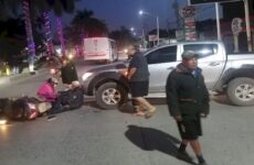 Conductor arrolla a dos motociclistas; resultan lesionados