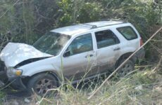 Camioneta choca contra un árbol en el eje estatal Tamuín-Xolol