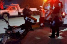 Motociclista cae accidentalmente de su unidad y se lesiona una pierna 