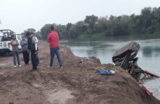 Máquina draga cae al río Tampaón y el operador muere ahogado
