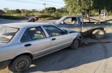 Colisionan vehículo y camioneta frente al antiguo restaurante La Aldea; un conductor resulta herido