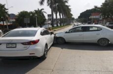 Colisionan dos vehículos en transitado cruce del bulevar México-Laredo 