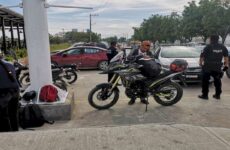 Pareja cae de una motocicleta al esquivar un vehículo en avenida Ejército Mexicano 