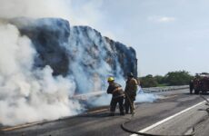 Incendio consume remolque de tráiler cargado con pacas de zacate en el Libramiento Valles-Tamuín 