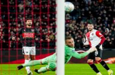 Santiago Giménez marca  golazo con el Feyenoord