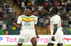 Senegal sigue perfecto en la defensa de su título de la Copa Africana y golea 3-0 a Camerún