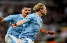 De Bruyne y Bobb rescatan al Manchester City