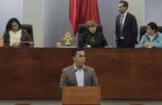 Denuncia Torrescano publicidad ilegal del PVEM en taxis y equipamiento urbano