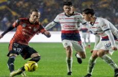 Tigres derrota a Chivas y se mantiene en la parte alta de la clasificación