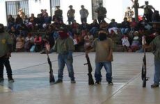 Investigan a policías comunitarios que armaron a niños en Guerrero