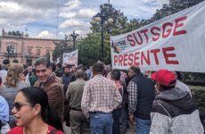 Protestan agremiados al SUTSGE en exigencia de pagos