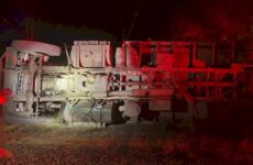 Chofer de camión cañero resulta lesionado al volcar su unidad en la Valles-Tampico