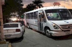 Seis personas resultan con lesiones leves al chocar un autobús urbano y un vehículo en el bulevar México-Laredo 