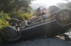 Camioneta vuelca tras esquivar a un tráiler en la carretera Valles-Tampico 