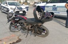 Camioneta derriba a motociclista en el bulevar Lázaro Cárdenas; un lesionado