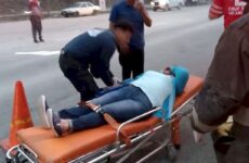 Trailero embiste camioneta donde viajaba una pareja de ancianos; resultan lesionados