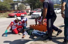 Adulto mayor intenta cruzar avenida Ejército Mexicano y lo atropella camioneta 