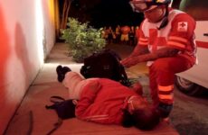Paramédicos de la Cruz Roja auxilian a mujer que supuestamente estaba inconsciente 
