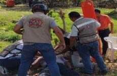 Colisionan dos camionetas y una termina volcada en Tamazunchale; dos heridos 