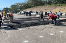 Colonos bloquean rúa  Valles-Tamazunchale