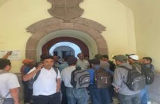 Colonos encierran a  burócratas en Alcaldía de Tamazunchale