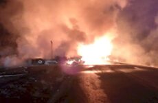 Vuelca y explota una pipa que transportaba gasolina en Ébano; no se reportan heridos