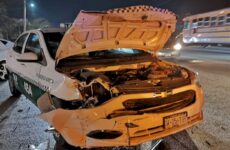 Taxista ebrio provoca tres accidentes; un lesionado