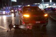 Conductora derriba a motociclista en la Glorieta Hidalgo 