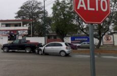 Conductora de una camioneta provoca choque en la avenida Ejército Mexicano; dos lesionados