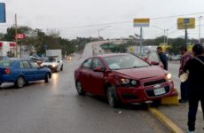 Por falta de precaución conductor choca su vehículo contra otro en el bulevar México-Laredo 