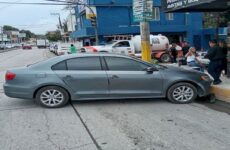 Conductora choca su vehículo contra una guarnición de concreto