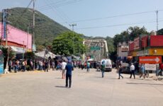 Comuneros bloquean puente  de Tamazunchale