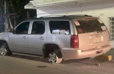 Movilización policial en la avenida Vicente C. Salazar por el reporte de una camioneta dañada