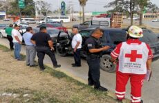 Colisionan cinco vehículos en el Distribuidor Vial; una mujer resulta lesionada