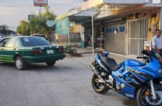 Taxista derriba a motociclista en la avenida Pedro Antonio Santos; resulta lesionado