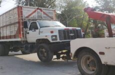 Chofer de camión naranjero causa daños cuantiosos y deja sin luz a vecinos de la Lázaro Cárdenas 