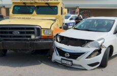 Chocan camión de traslado de valores y vehículo particular; no se reportan heridos 