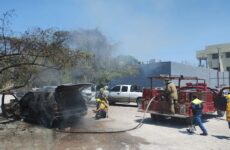 Se incendia camioneta frente al Hospital General de Ciudad Valles